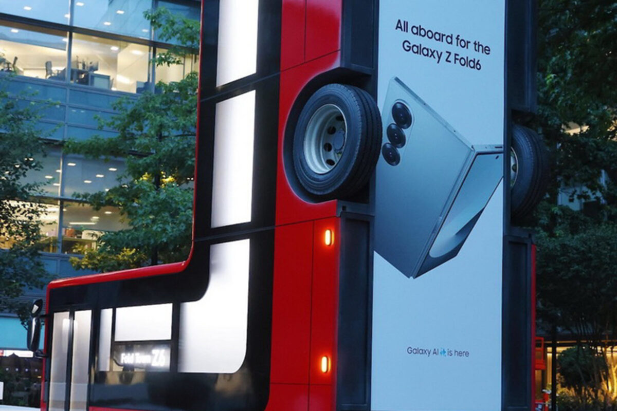 Η Samsung διπλώνει λεοφωρεία, παγκάκια και φανοστάτες στο Λονδίνο για χάρη των Galaxy Z Fold6 και Galaxy Z Flip6