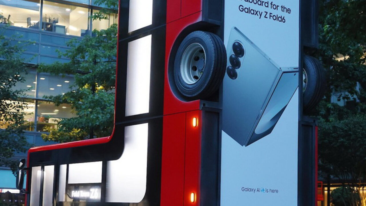 Η Samsung διπλώνει λεοφωρεία, παγκάκια και φανοστάτες στο Λονδίνο για χάρη των Galaxy Z Fold6 και Galaxy Z Flip6